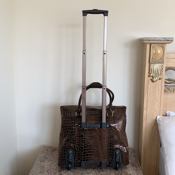 Gazzaz Brown Soft Leather Carry-On - Picture 4 of 16